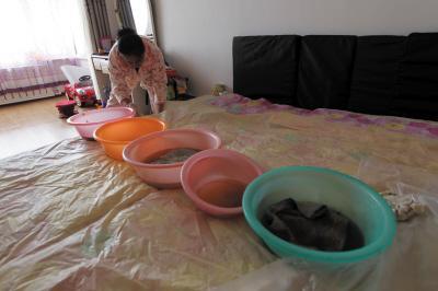 连南楼上漏水，住户失联，小区没物管，业主维权难！律师来支招……